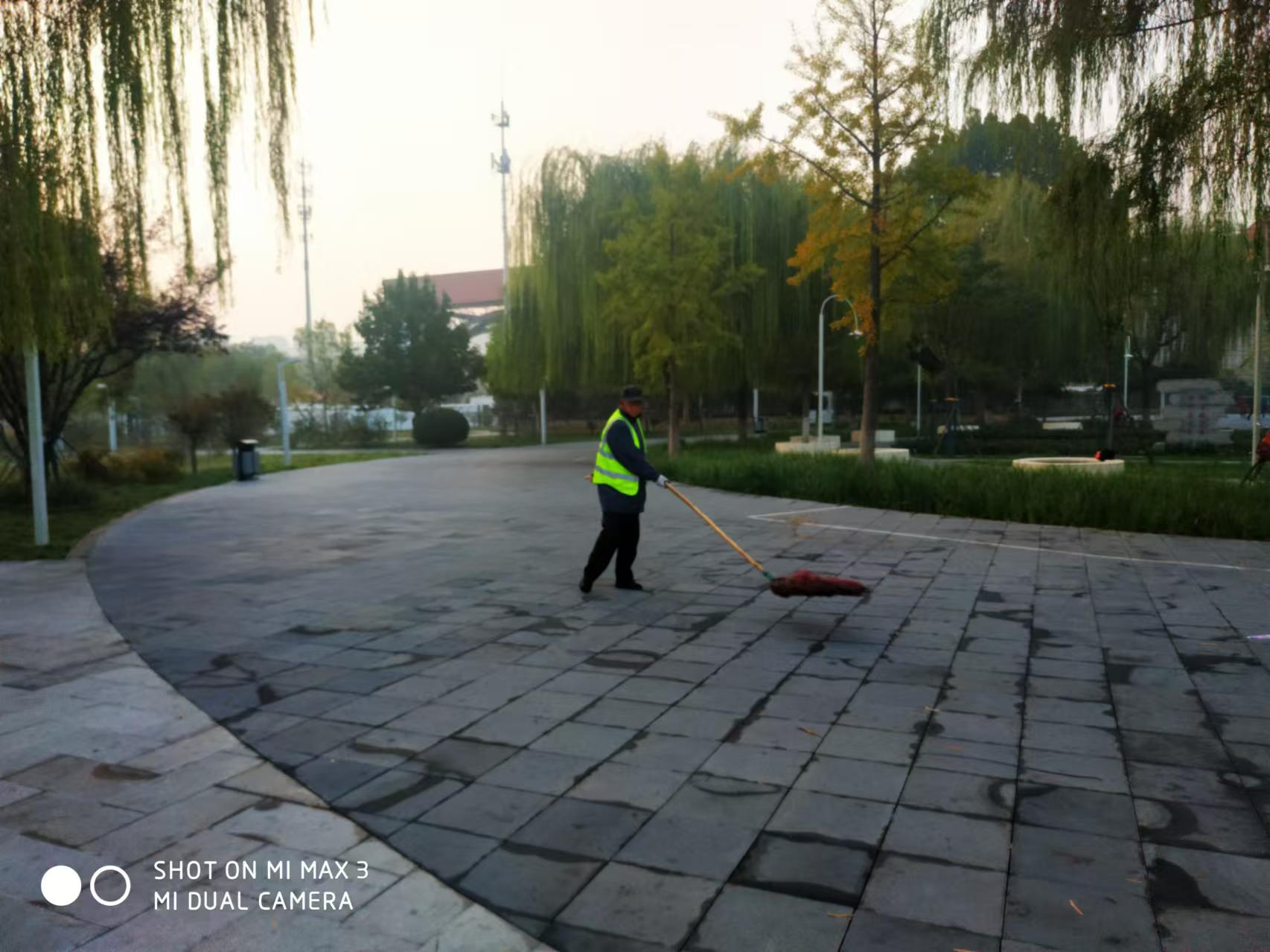 金秋十月，物業(yè)人在公園就最美畫卷